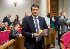 Під час зустрічі у Освітньому центрі Верховної Ради України діти написали на кольорових долоньках побажання народним обранцям. 