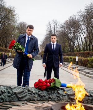 Голова Верховної Ради України Дмитро Разумков, Президент України Володимир Зеленський поклали квіти до могили Невідомого солдата у Парку Вічної Слави з нагоди Дня визволення України від німецько- фашистських загарбників.