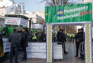 Під Верховною Радою проходить численний мітинг аграріїв проти продажу землі, а також тут зібралися і прихильники її продажу