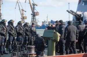 Робоча поїздка Голови Верховної Ради України Дмитра Разумкова до Дніпропетровської, Запорізької та Донецької областей 
Маріуполь. Підйом на борт прикордонного корабля 