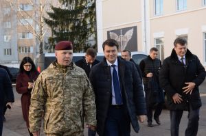 Приїзд Голови Верховної Ради України Дмитра Разумкова до 95-ї окремої десантно-штурмової бригади Десантно-штурмових військ Збройних Сил України 