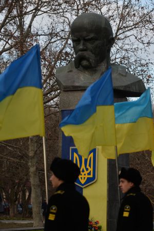 Робоча поїздка Голови Верховної Ради України Дмитра Разумкова до Херсонської, Миколаївської та Одеської областей.
Херсон.  Покладання квітів до погруддя  Тараса Шевченка з нагоди Дня Соборності
