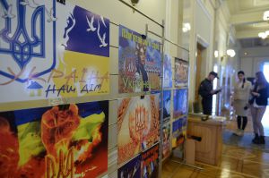 У кулуарах ВР України відбулося відкриття експозиції «Кольори» художника Юрія Неросліка, який створює яскраві патріотичні роботи з державною символікою.