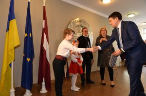 Офіційний візит Голови Верховної Ради України Дмитра Разумкова в Латвію.
Рига. Відвідання Ризької Української середньої школи
