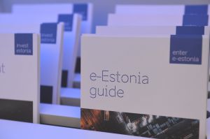 Офіційний візит Голови Верховної Ради України Дмитра Разумкова в Естонію (Таллінн).
Ознайомлення Дмитра Разумкова з системою електронного адміністрування виставкового павільйону Естонського центру систем електронного адміністрування E-Estonia.  
