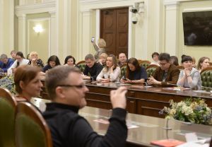 Традиційна зустріч у рамках проекту Книжковий клуб Верховної Ради України «Саміт з книгою». Цього разу пролунали вірші у виконанні авторів. 