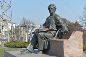 У день 125-річчя з дня народження видатного українця Максима Тадейовича Рильського до його пам’ятника поклали квіти нащадки – внук Максим Георгійович Рильський та правнук Назар Тарасович Рильський. 