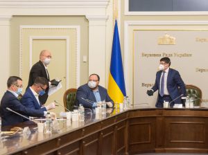 У четвер, 26 березня 2020 року у парламенті відбулася нарада за участю керівництва Верховної Ради України, Прем’єр-міністра України Дениса Шмигаля, голів депутатських фракцій та груп.