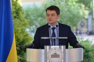 Голова Верховної Ради України Дмитро Разумков привітав з Днем журналіста представників мас-медіа і вручив нагороди найбільш активним та професійним парламентським кореспондентам