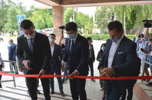 Робоча поїздка  Голови Верховної Ради України Дмитра РАЗУМКОВА до Закарпатської області.
м. Мукачево.  Відкриття реконструйованого приміщення поліклінічного відділення КНП «Мукачівська ЦРЛ». Огляд комунального підприємства після проведеної реконструкції. 