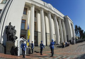 Урочисте підняття прапора біля будівлі Верховної Ради України з нагоди 30-ї річниці прийняття Декларації про державний суверенітет України 