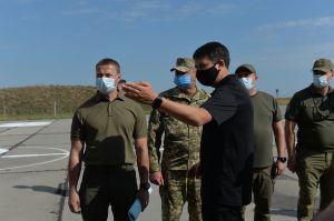 Робоча поїздка  Голови Верховної Ради України Дмитра РАЗУМКОВА 
до Донецької і Луганської областей. Переїзд до військової частини А 0135-II м. Часів Яр. 
