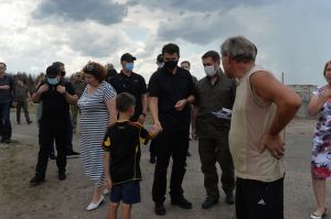 Робоча поїздка Голови Верховної Ради України Дмитра РАЗУМКОВА 
до Донецької і Луганської областей.

Переїзд до с. Смолянинове (Новоайдарський район) Луганської області