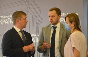 У Верховній Раді київським лікарням вручили сертифікати на апарати штучної вентиляції легень