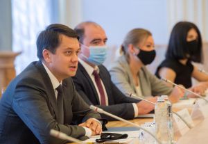 Голова Верховної Ради України Дмитро Разумков провів зустріч із Надзвичайним і Повноважним Послом Китайської Народної Республіки в Україні Фань Сяньжуном