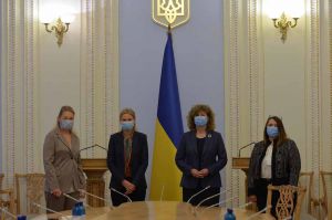 Заступниця Голови Верховної Ради Олена Кондратюк разом зі співголовами МФО «Рівні можливості», народними депутатами Марією Іоновою, Інною Совсун та Мариною Бардіною провели першу робочу зустріч з новою Представницею ООН Жінки в Україні Ерікою Квапіловою
