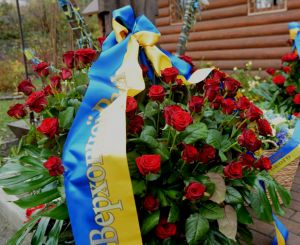 Покладання вінків з квітами від імені Голови Верховної Ради України Дмитра Разумкова та Верховної Ради України до пам'ятного хреста на Алеї Героїв Небесної Сотні у Києві