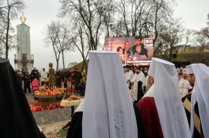 В.о. Голови Верховної Ради України Олена Кондратюк разом з керівниками фракцій та головами комітетів вшанували пам’ять жертв голодоморів в Україні 