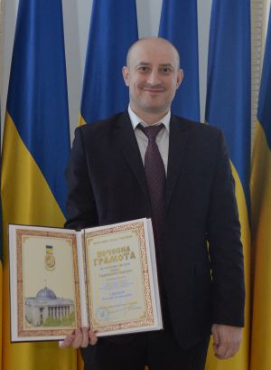 Голова ВР України Дмитро Разумков вручив Почесну грамоту виконавчому директору асоціації міст України Олександру Слобожану
