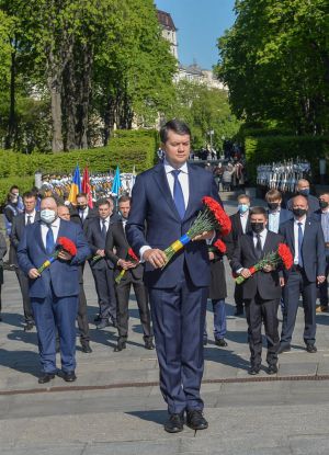 Голова Верховної Ради України Дмитро Разумков, Перший заступник Голови Руслан Стефанчук та голови комітетів Парламенту України взяли участь у церемонії вшанування пам’яті загиблих у зв’язку з 76-ю річницею Перемоги над нацизмом у Другій світовій війні.