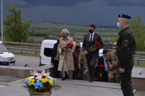 Робоча поїздка  Голови Верховної Ради України Д.О. РАЗУМКОВА і Спікера Сейму Латвійської республіки І. МУРНІЄЦЕ до Донецької області.
Покладання квітів до меморіального комплексу пам’яті загиблих військовослужбовців 