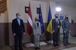 Робоча поїздка  Голови Верховної Ради України Д.О. РАЗУМКОВА і Спікера Сейму Латвійської республіки І. МУРНІЄЦЕ до Донецької області. Передача гуманітарного вантажу латвійською делегацією Донецькій області. 