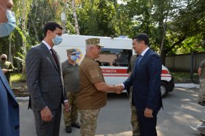 Робоча поїздка Голови Верховної Ради України Дмитра РАЗУМКОВА до Миколаївської та Одеської областей
Переїзд до військово-медичного клінічного центру Південного регіону.

