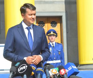 Урочисте відкриття стенду з Прапором Незалежності України перед Верховною Радою за участі Голови Верховної Ради України Дмитра Разумкова. 