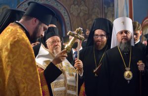 Вселенський Патріарх Варфоломій та Блаженнійший Митрополит Епіфаній вшанували пам’ять воїнів полеглих за волю Україну на російсько-українській війні і поклали квіти біля «Стіни пам’яті загиблих захисників України».