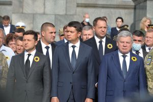 У День пам'яті захисників України Голова Парламенту Дмитро Разумков взяв участь у церемоніалі вшанування загиблих героїв.