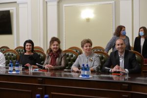 Голова Парламенту Дмитро Разумков нагородив щорічною премією Верховної Ради України педагогічних працівників закладів дошкільної, загальної середньої та професійної (професійно-технічної) освіти