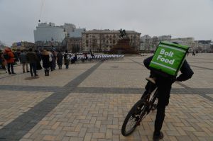 На Софійській площі в Києві відбулася щорічна правозахисна акція “Порожні стільці” на підтримку українських політв’язнів у Росії й Криму
