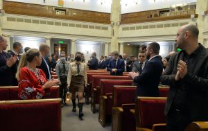 
Голова Верховної Ради Руслан Стефанчук запросив до зали Верховної Ради пластунів для передачі Вифлеємського вогню миру.
Українські пластуни передали Голові Верховної Ради України Вифлеємський вогонь миру.
