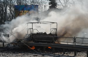 Наслідки боїв в районі метро «Берестейська», Київ. Знищено колону 2 автомобілі, 2 вантажівки з боєкомплектом і танк.