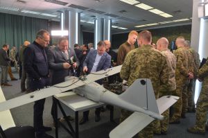 На брифінгу представників Сил безпеки та оборони України продемонстровані фрагменти БПЛА, які застосовує рф проти України.