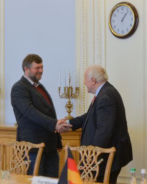 Перший заступник Голови Верховної Ради України Олександр Корнієнко провів робочу зустріч зі Спеціальним посланником з питань децентралізації, доброго врядування та державної служби Ґеорґом Мільбрадтом.