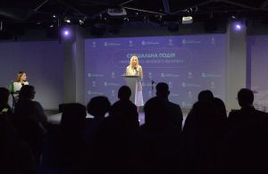 Спеціальна дискусія Українського жіночого конгресу (УЖК) «Участь жінок у відбудові України» про участь жінок у процесах відбудови України. Відкрила захід заступниця Голови Верховної Ради України Олена Кондратюк. 