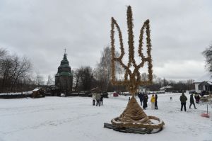 У столичному Національному музей народної архітектури та побуту України встановили найбільшого дідуха в Україні. 
