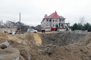 Наслідки ракетного обстрілу у столичному мікрорайоні Бортничі