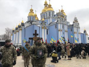 У столичному Михайлівському соборі та на Майдані Незалежності відбулось прощання із загиблим воїном і поетом Максимом «Далі» Кривцовим. 